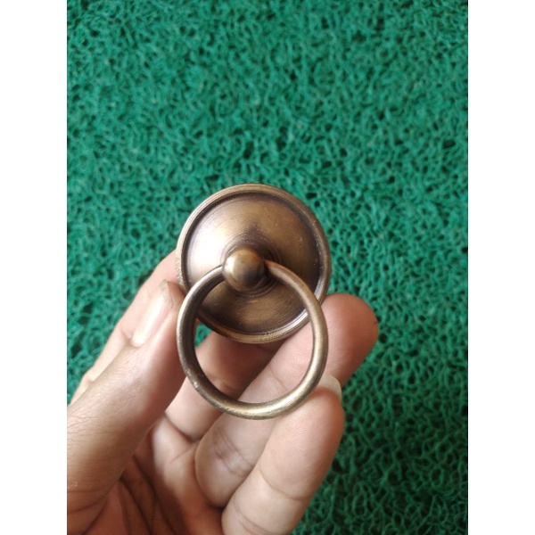 Tarikan laci lemari motif piringan kuningan antik