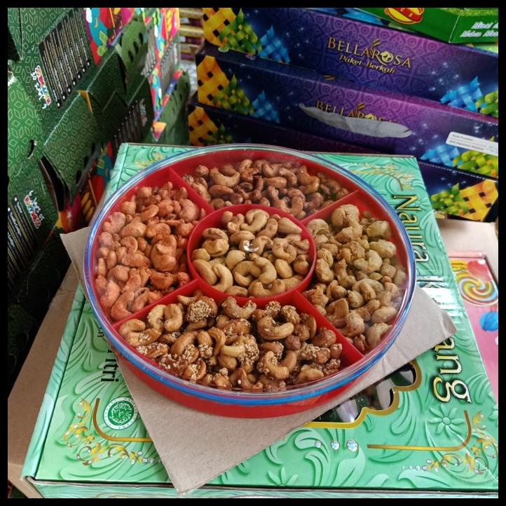 

Paket Hampers Lebaran Kacang Mede sekat 5 rasa parsel kue kering