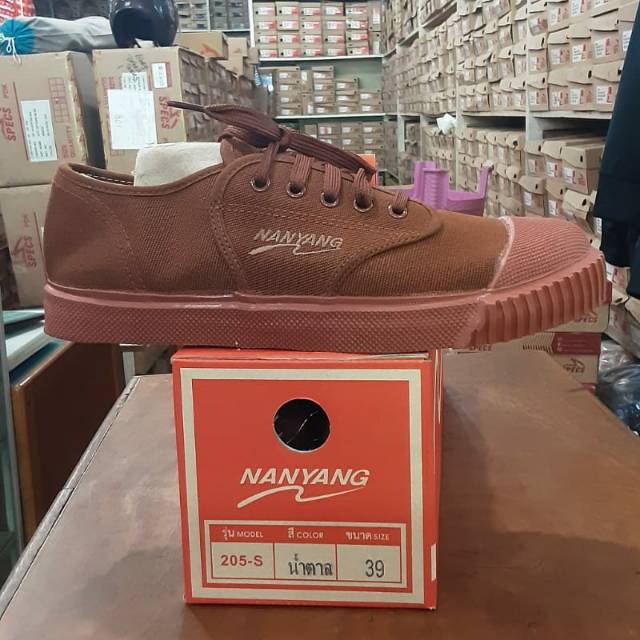 Sepatu takraw nanyang