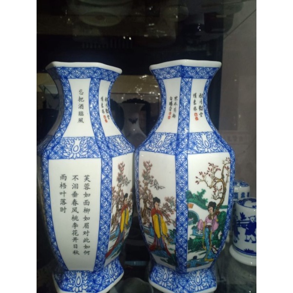 Sepasang Vas Keramik Antik China