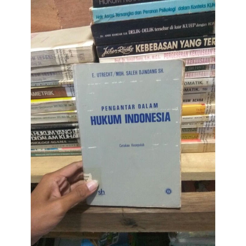 PENGANTAR DALAM HUKUM INDONESIA - E. UTRECHT