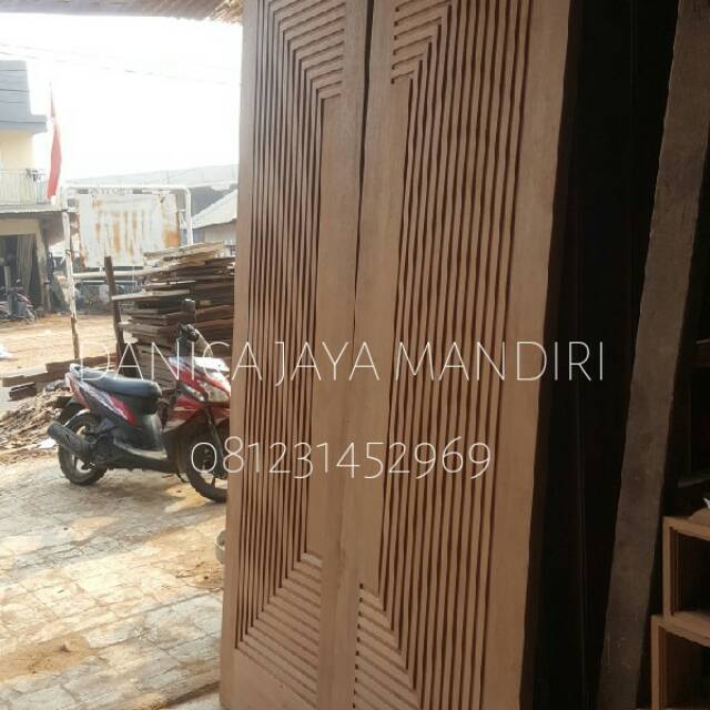Pintu utama kayu