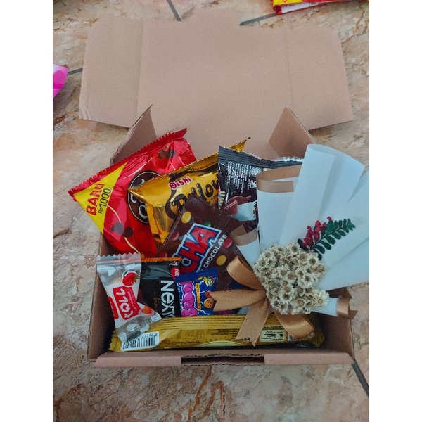 

snack hampers Valentine (+mini bouquet)
