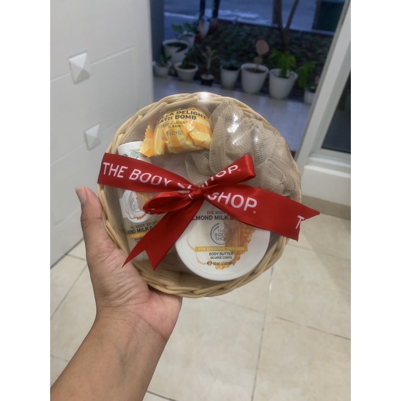 Official The Body Shop Almond Gift (Free Shopping Bag)