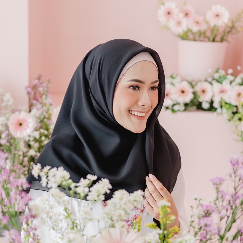 40+ Warna Hijab Segi Empat Bella Square Premium Original Jilbab Bella Square Polos Pollycotton-Hitam