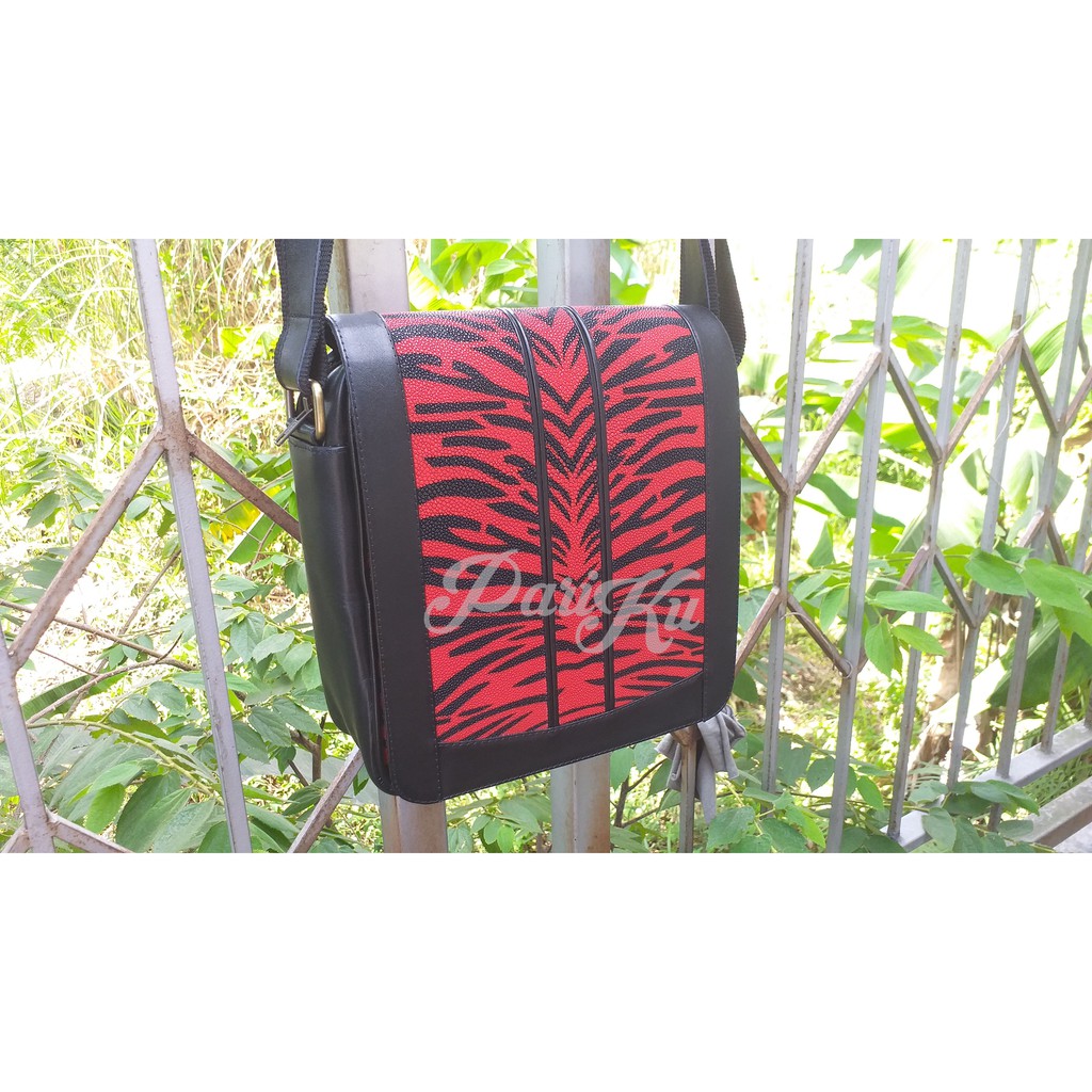 Tas pria kulit ikan pari asli model selempang