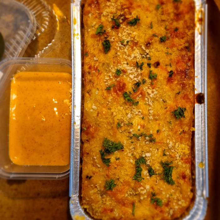 

mac n cheese + spicy mayo