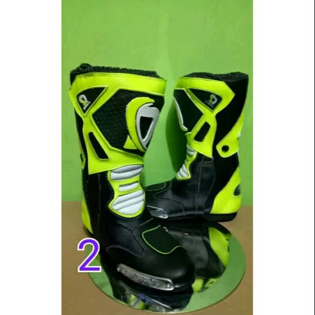 Sepatu road race