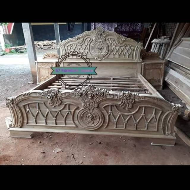 Dipan tempat tidur ukir + 2 nakas ukir gebyok kayu jati Grade A mentahan mebel Jepara