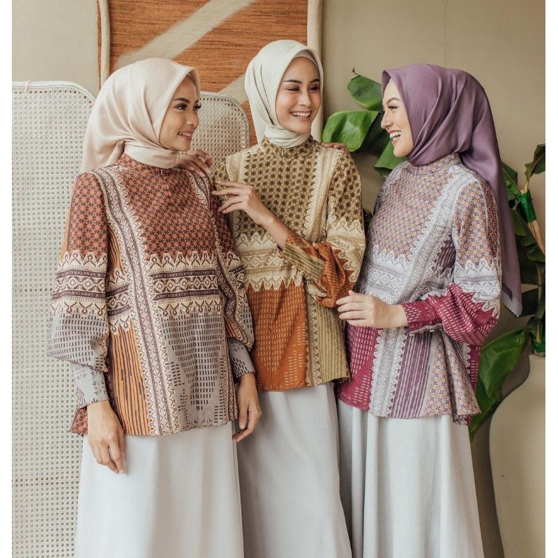 Nawa Blouse wearing klamby