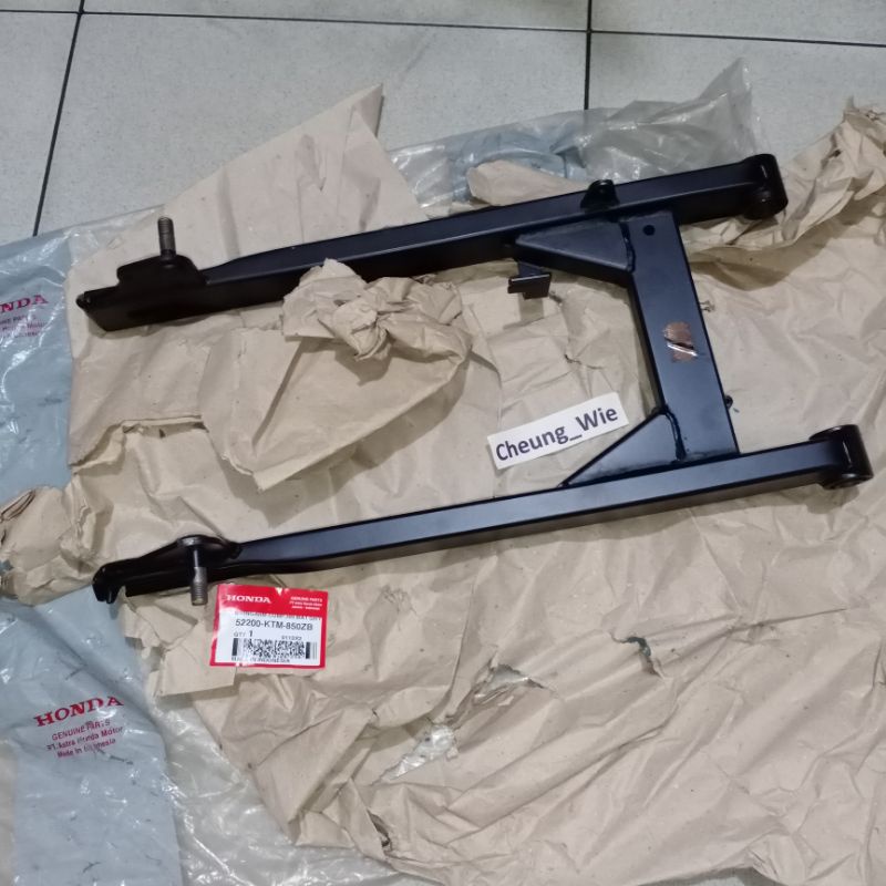 52200-KTM-850ZB Swingarm garpu belakang rem tromol /capit udang Honda Supra X 125 R 2005 Hitam ori A