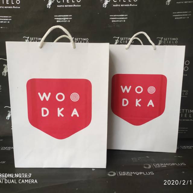 

Paperbag baju kraft putih 150gsm P24xL9xT31 atau P25xL10xT30