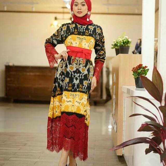 Maxi dress etnic tenun sumba kombinasi brukat