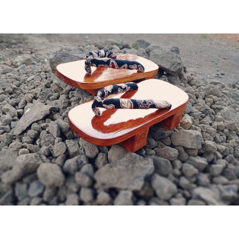 bakiak jepang / sandal kayu