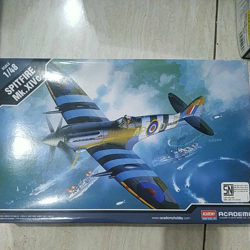 pesawat spitfire mk. xiv c 1/48 model kit academy