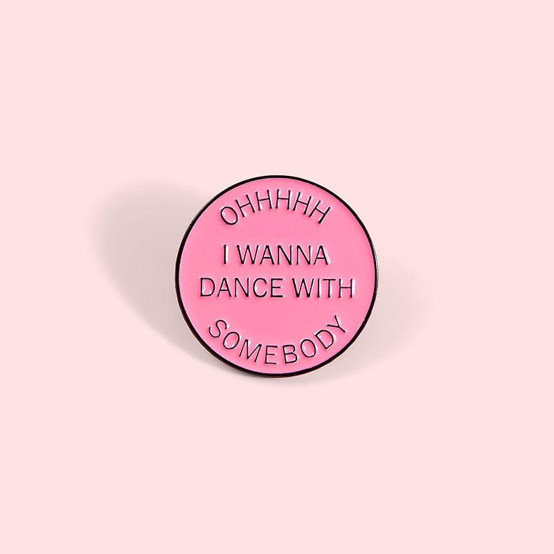 Bros pin Enamel Magnetik Bentuk Bulat Desain I wanna dance Warna Pink Untuk Hadiah