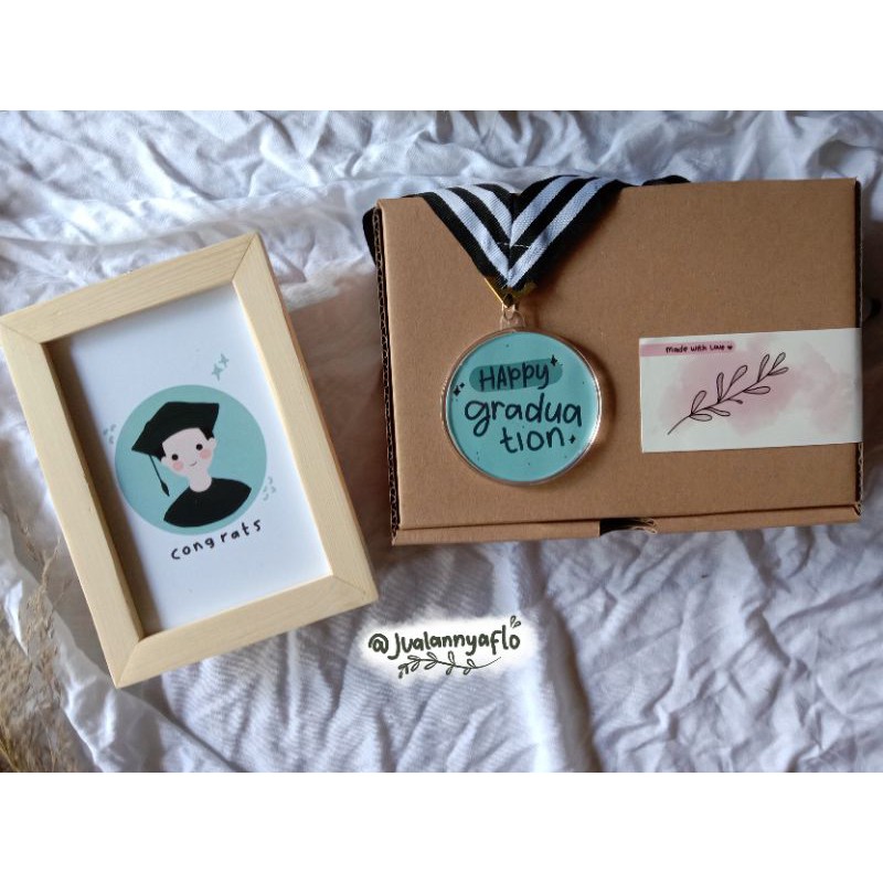 

GIFT BOX | @jualannyaflo Kado Wisuda Ulang Tahun Custom Hampers