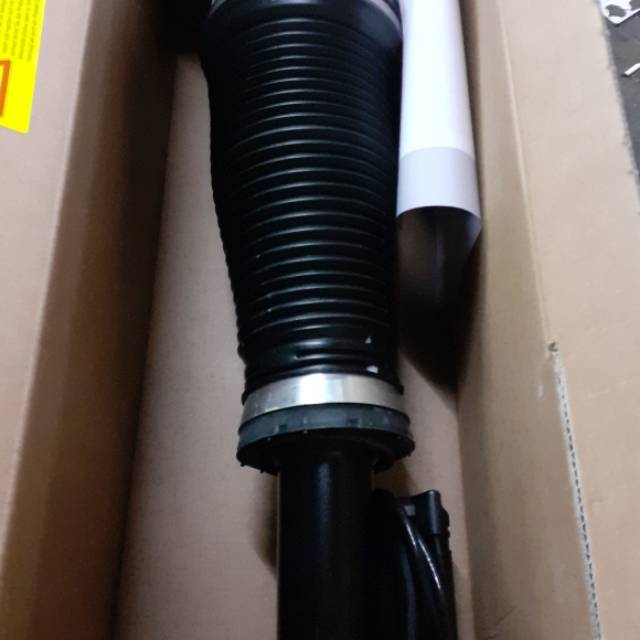 Air suspension mercedes benz  W221 depan