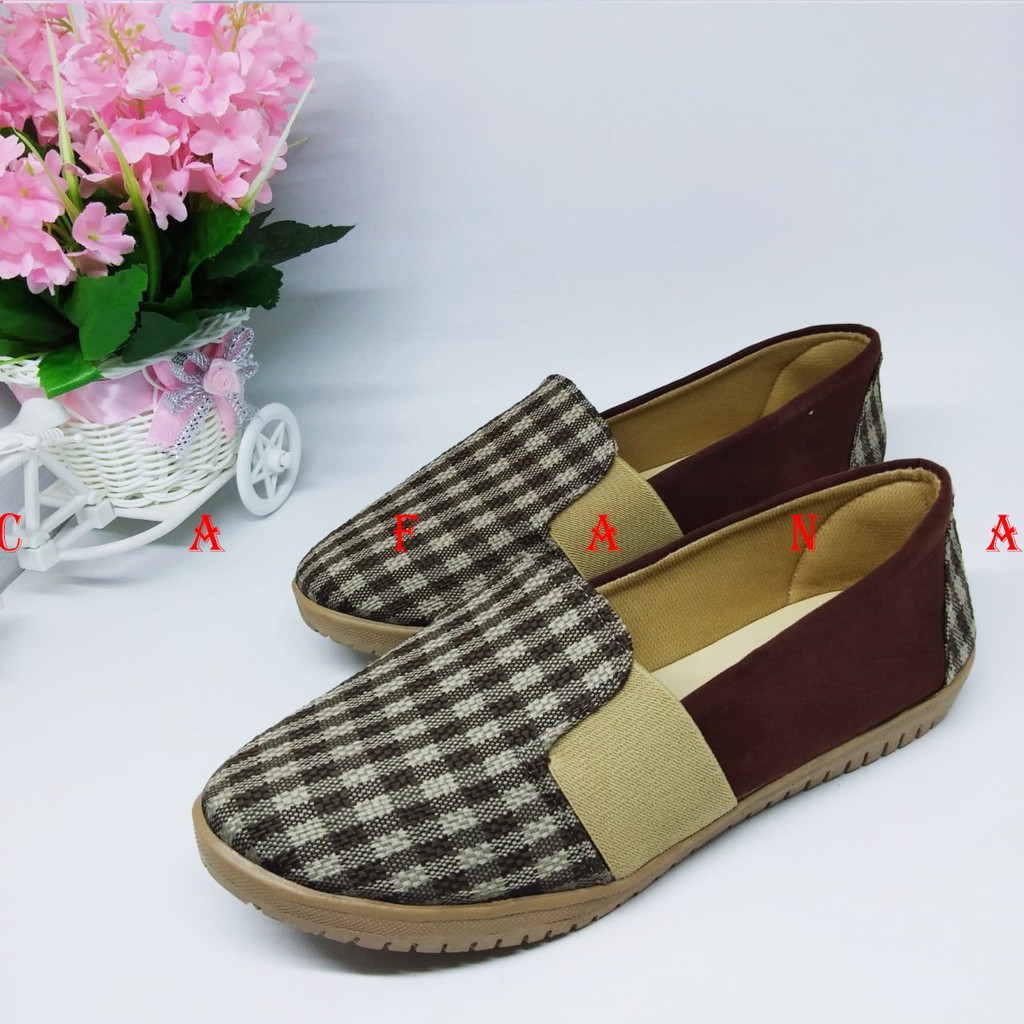 Flat Shoes Wanita Yovina SDB108