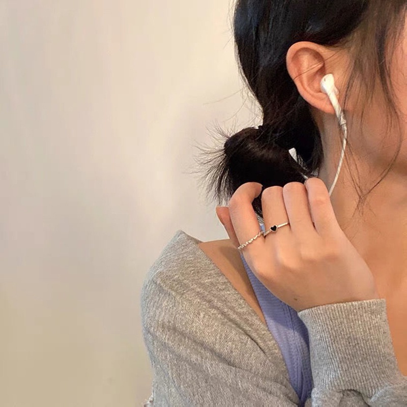 2pcs / set Cincin Berlian Imitasi Bentuk Hati Warna Hitam