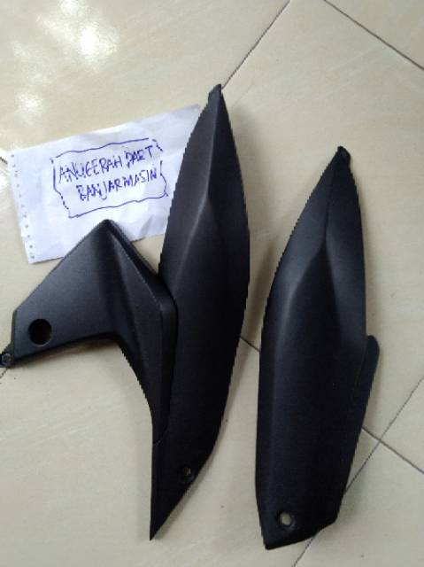 Sambungan Body Tebeng SEPASANG Plastik Kasar Honda Revo FI ORI AHM 64560K03N30ZA