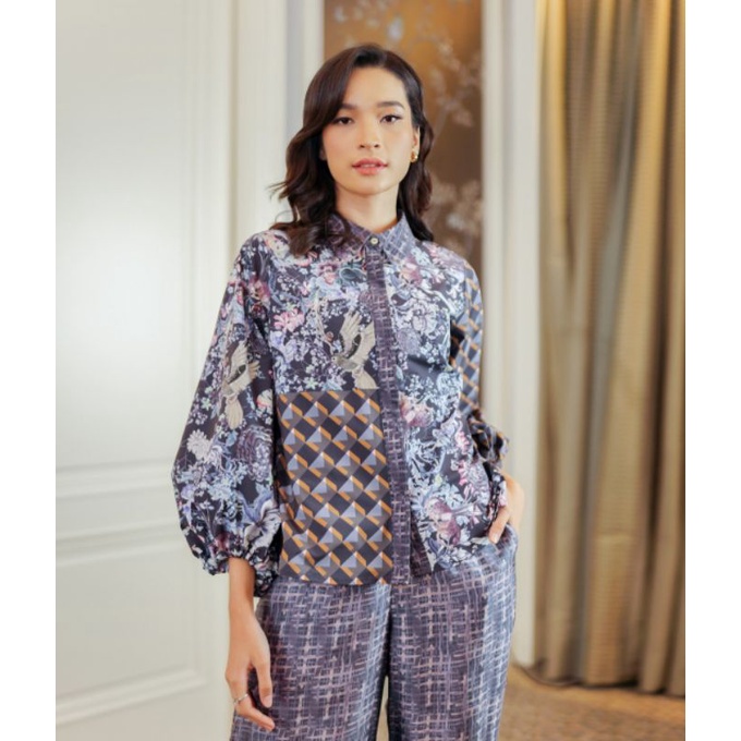 ready siap kirim Top crop shirt navy size S woderful harmony benang jarum x raisa