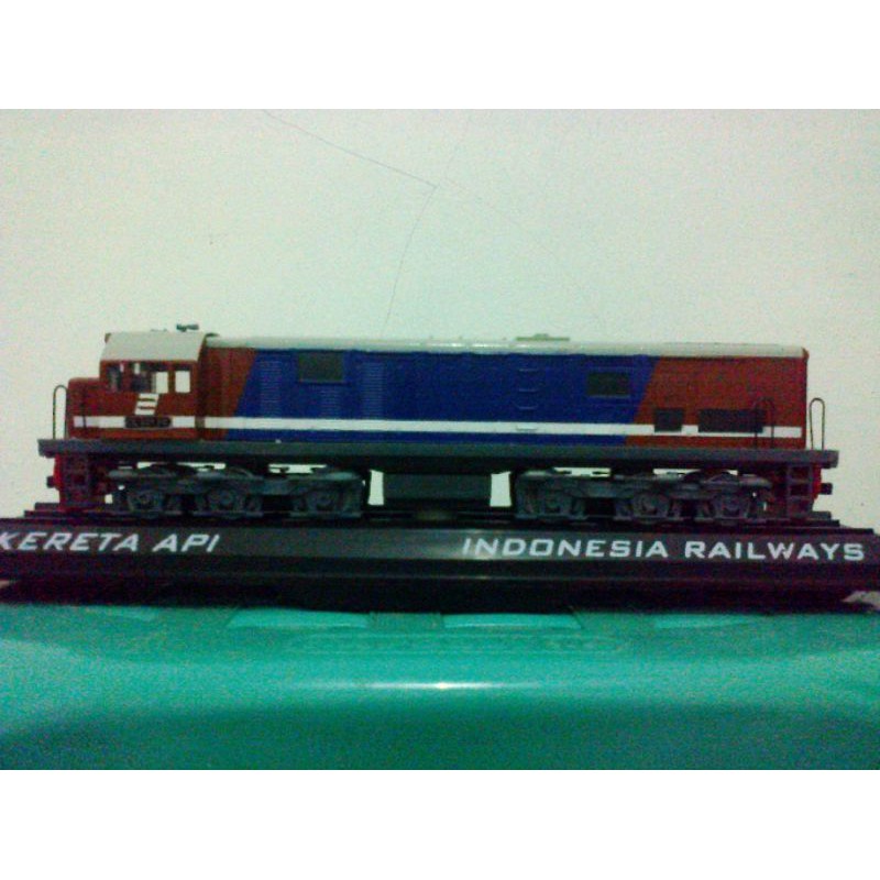 Miniatur Lokomotif CC 201 Perumka Merah Biru