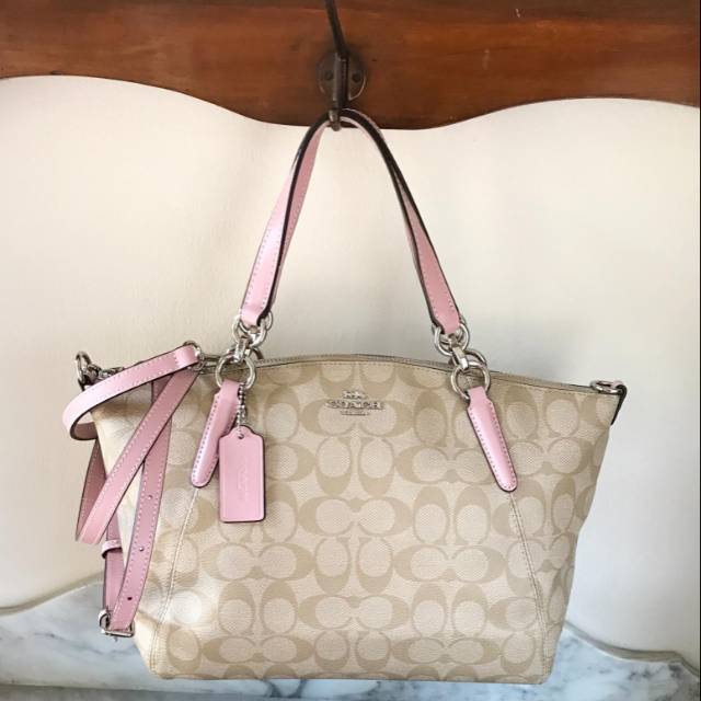 Tas coach small kelsey selempang signature light khaki/pink original