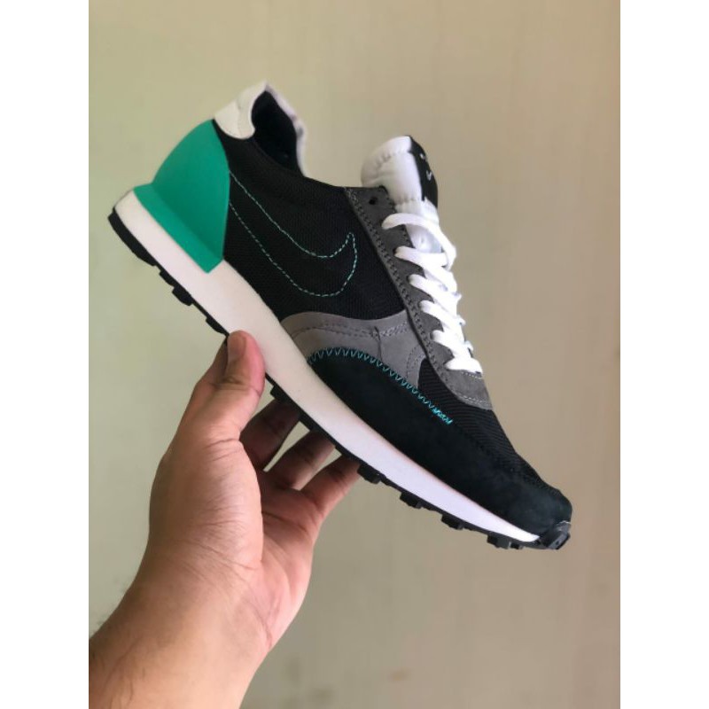 NIKE DAYBREAK BLACK