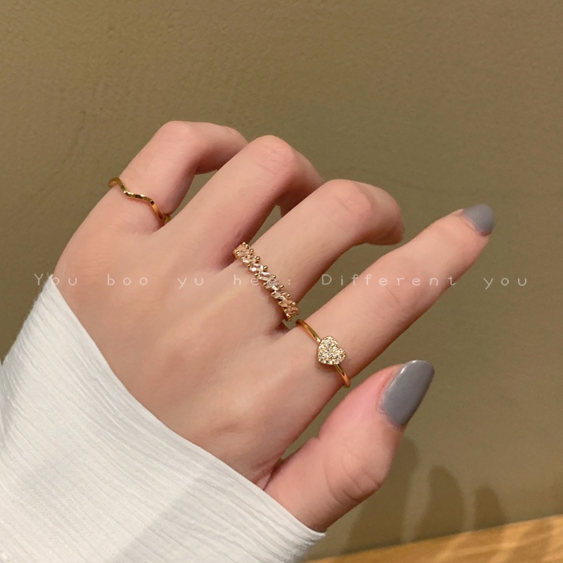 3pcs / Set Cincin Bahan Alloy Warna Gold Desain Hati Hias Berlian Imitasi Gaya Simple Untuk Wanita