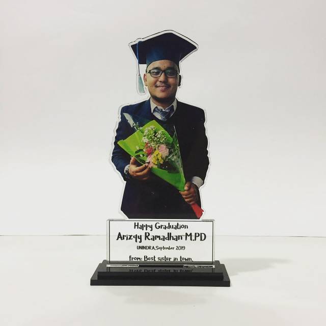 plakat akrilik,plakat custom,plakat murah,plakat penghargaan,plakat wisuda TK,kado pernikahan,trophy