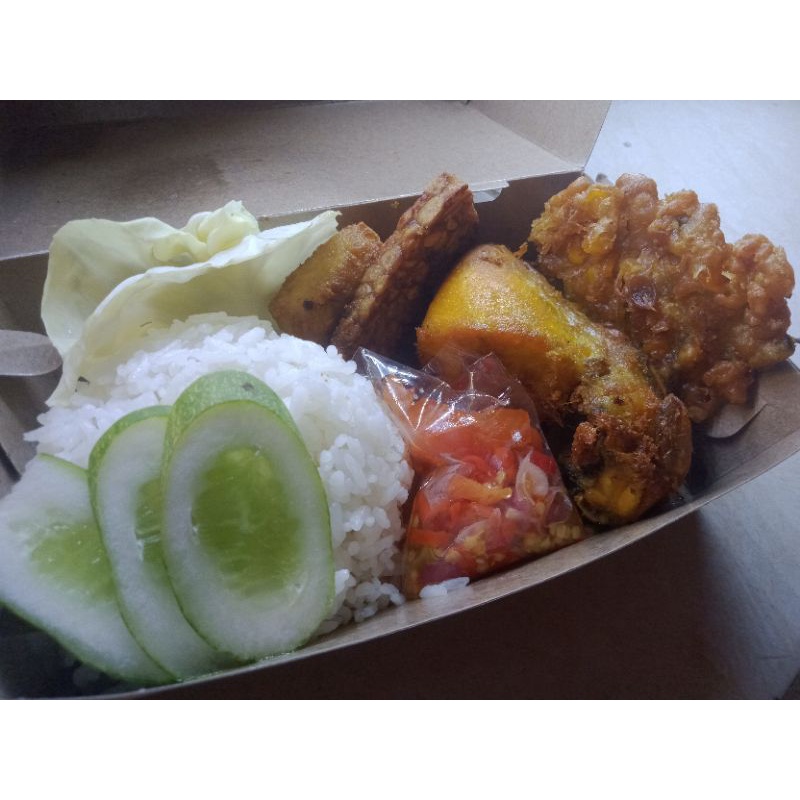 

paket komplit Nasi ayam goreng sambal rica2,dabu2 dan kecap