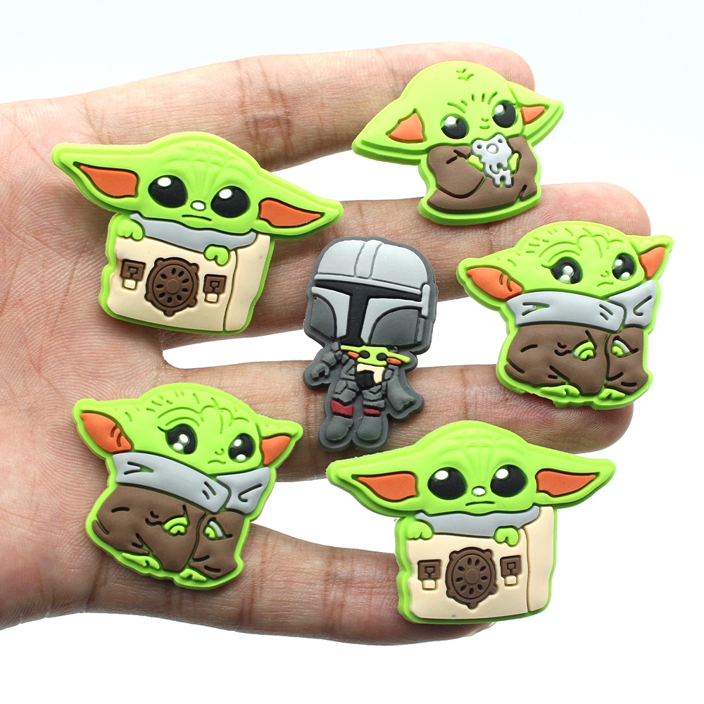 Crocs Pin 1pcs Yoda yang lucu shoe charms decorate sandal accessories  Jibbitz Bahan DIY Dapat Dilepas Hadiah Anak