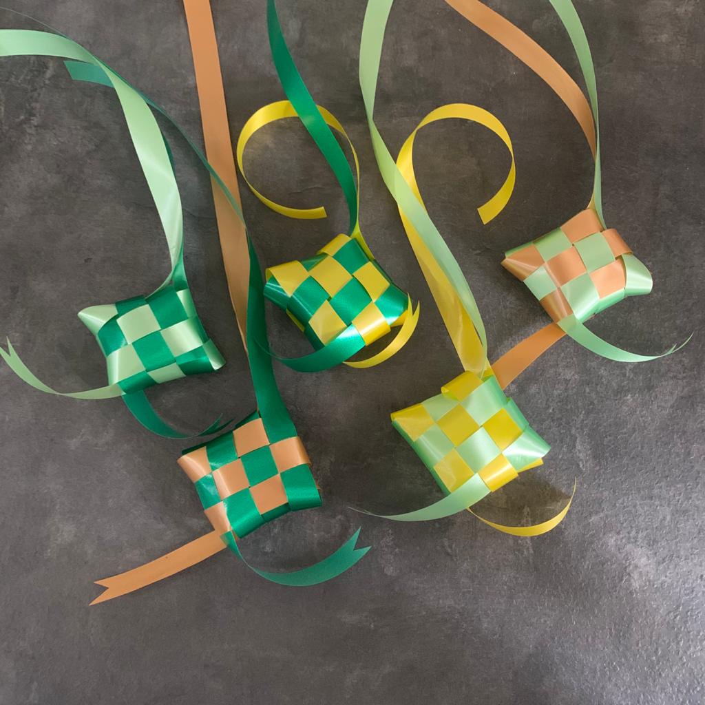 

Ketupat Hiasan Parcel / Plastik ketupat / Hiasan Pita