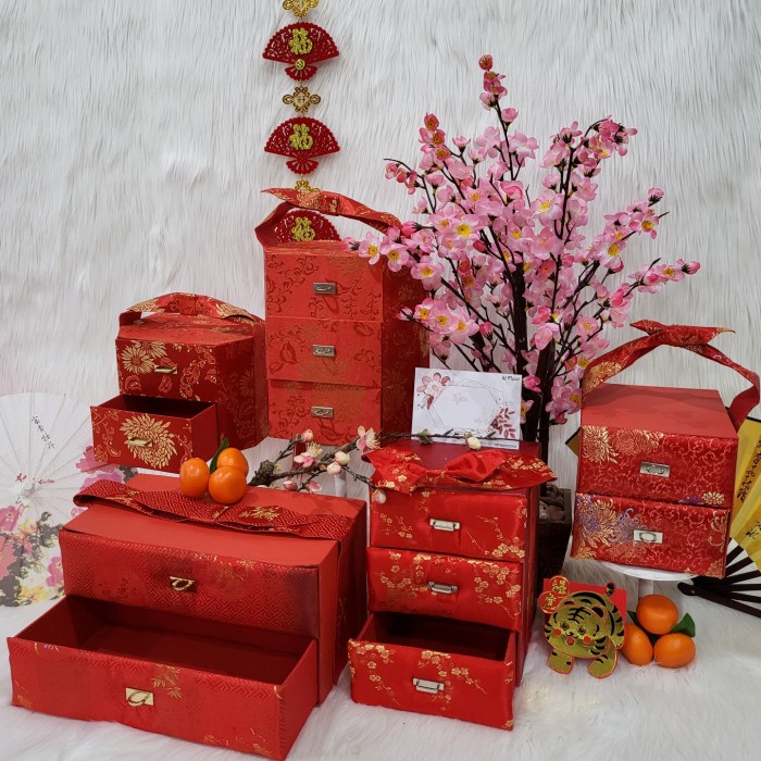 

Hiasan box hampers imlek chinese new year parcel 7 - Ssun 4...