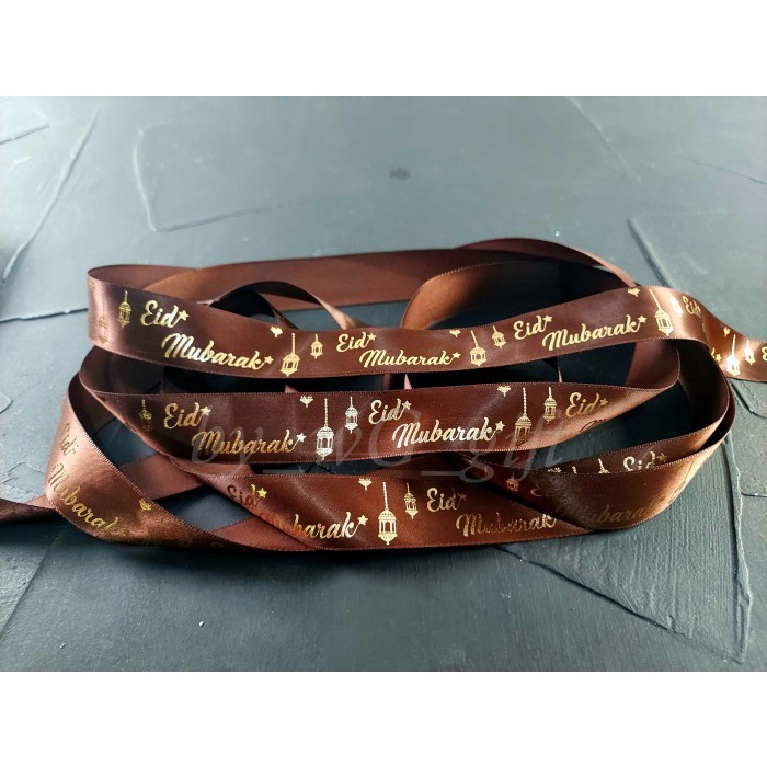 

Pita Idul Fitri -Satin Emboss Emas ;Lebar 2.5 cm ; Coklat Tua