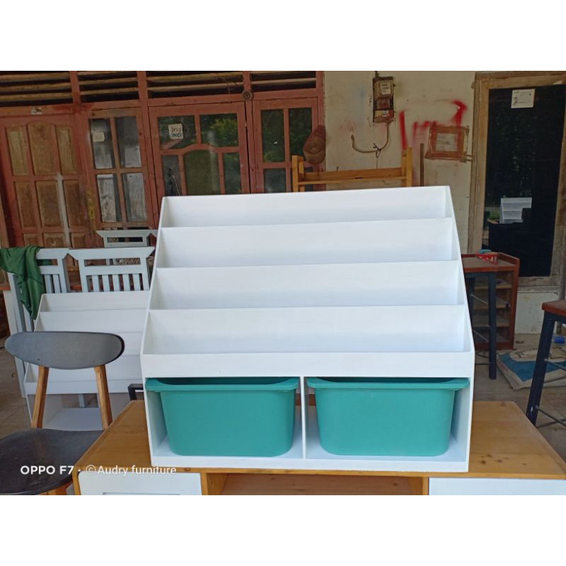 Rak buku anak montessori
