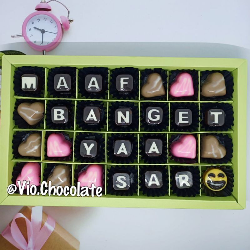 

Vio.Chocolate isi 28/ coklat sekat 28/ coklat custom, bisa request kata kata warna dan bentuk
