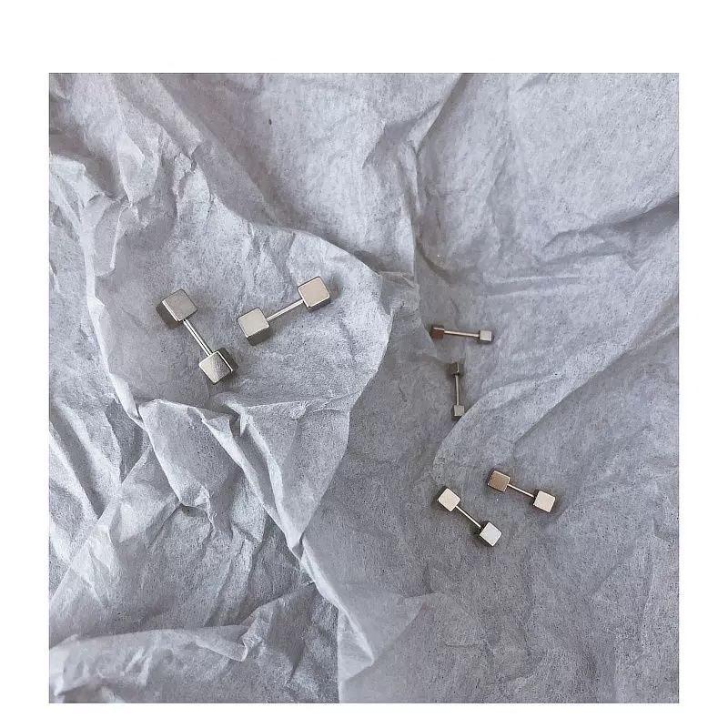 Roselife 2pcs Anting Tusuk Bentuk Kubus 3D Bahan Titanium Stainless Steel Anti Air Untuk Pria / Wanita