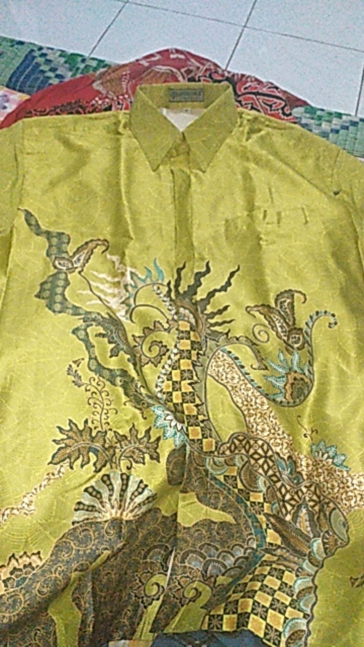 Kemeja Batik Semi Sutra Silky Berfuring Kantong Paspol Dan Bawah Kanan Kiri Busa D Pundak Pekalongan