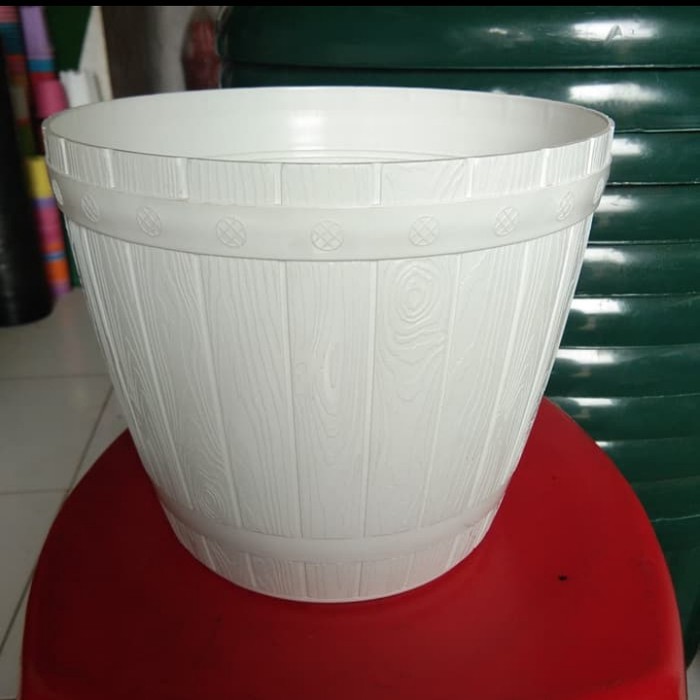 Pot Putih Gentong Levonia 18 - Pot Putih Gentong Kayu 18  - Pot Plastik gentong 18