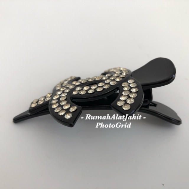 Jepit rambut (hair clip) Permata 8.5 cm model 7A16 0D motif logo C, 5 pilihan warna