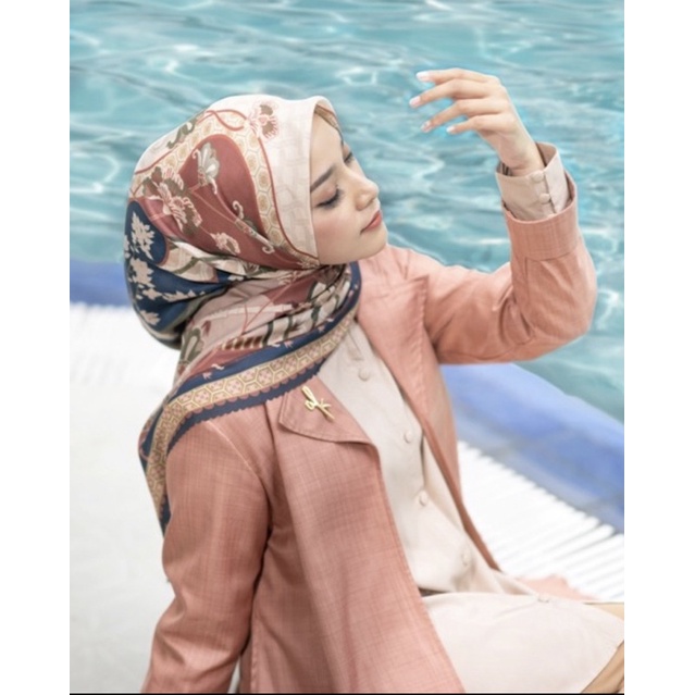 wana scarf wearing klamby