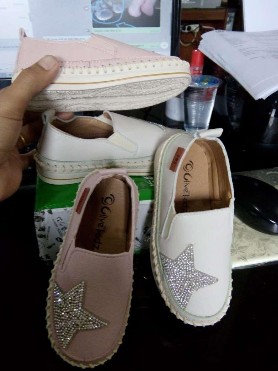 Sepatu Sneakers Casual Dengan Bahan Breathable Dan Gambar