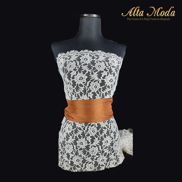 

Alta Moda Brokat Kebaya Tradisional In Floral Small Pinggiran Putih