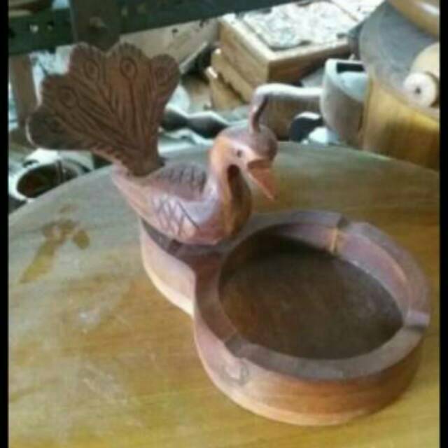 Asbak kayu jati model burung Merak.