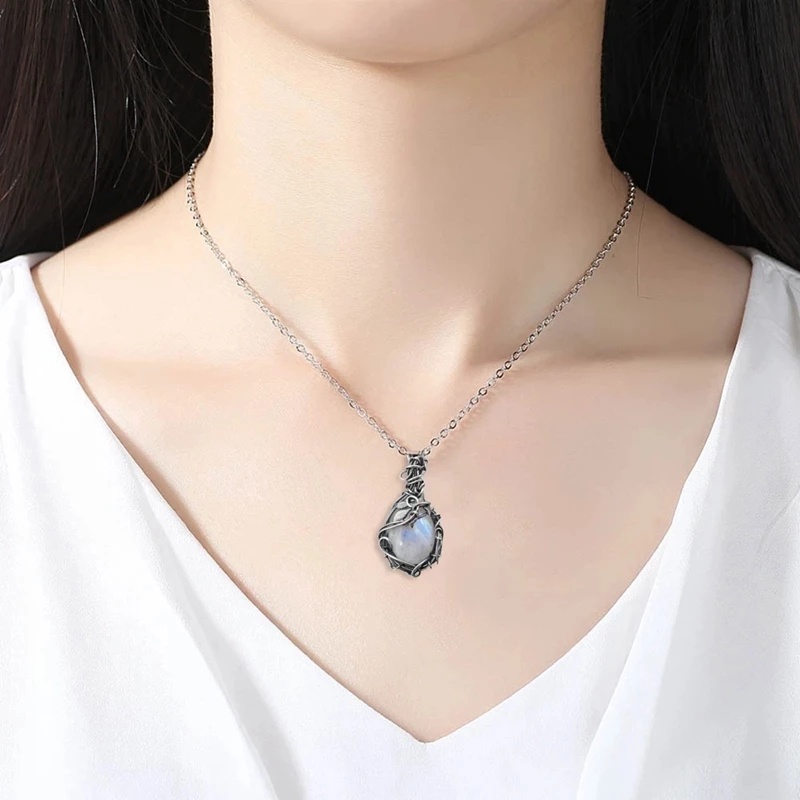 Kalung Hias Liontin Daun Batu Bulan Kristal Warna Silver Gaya Vintage Untuk Wanita