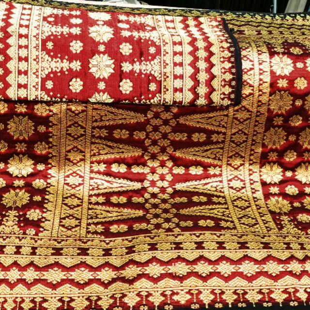 Songket tenun Palembang motif sisik naga benang kristal gold