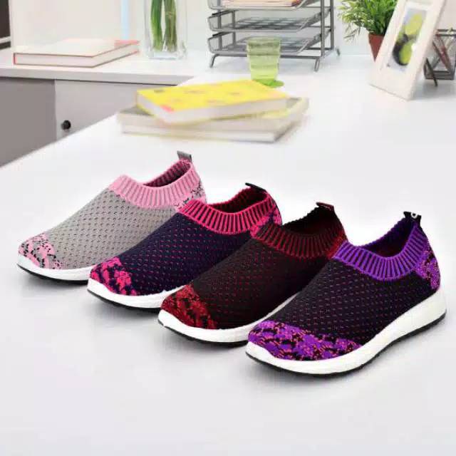 Slip On Wanita Motif Bungga Slavia TC-218