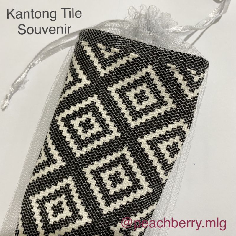 

Kantong Tile Souvenir 10 x 20 cm